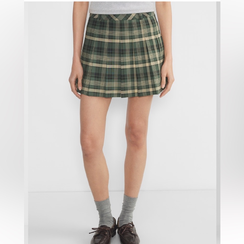 Sunday Best
Olive Micro Skirt Pleated high-waisted micro skirt Aritzia - Picture 2 of 13
